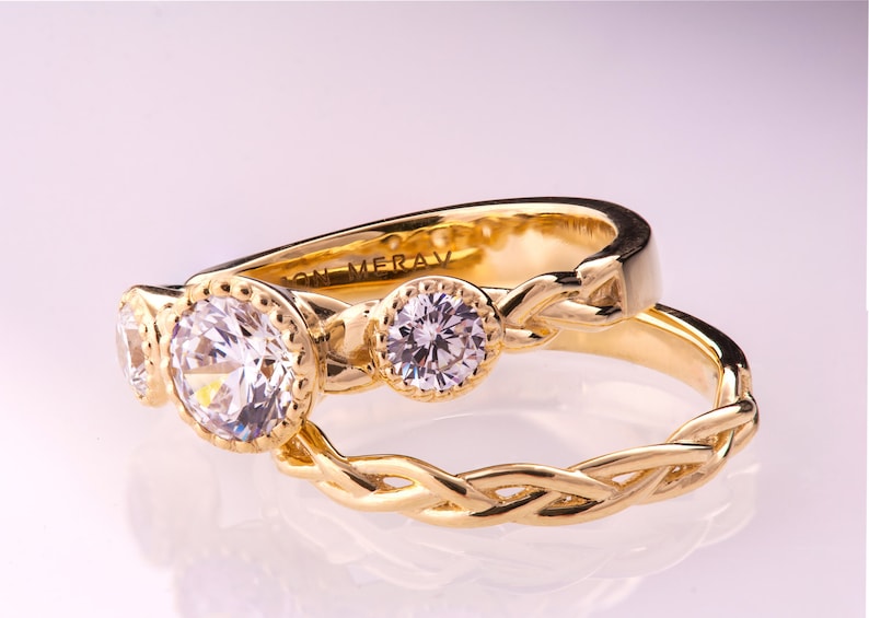 Conjunto nupcial trenzado, anillo de compromiso moissanita único, conjunto moissanita, conjunto celta, anillo de tres piedras, anillo de compromiso moissanita, conjunto de bodas imagen 1