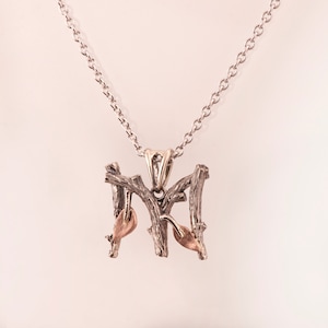 Pingente inicial, Pingente de ouro 14K, Colar inicial, Pingente M, Colar M, Pingente de galho, Pingente de folhas