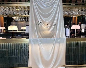 Letrero de bienvenida grande personalizado en satén color marfil