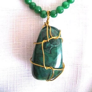 Colar com PINGENTE DE MALAQUITA em contas finas de JADE verde