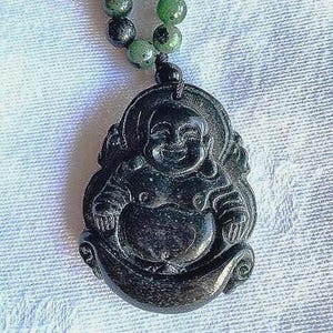 NASZYJNIK AMULET BUDDY Czarno-zielony jadeit na koralikach z rubinu i zoisytu