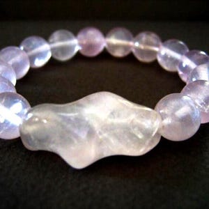 ROSENQUARZ AAA Grade Stretch-Armband mit Feature Bead