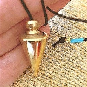 PÉNDULO DE LATÓN Herramienta maestra Diseño antiguo sobre cordón negro