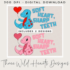 Puede incluir: Descarga digital con dos diseños de dinosaurios. Uno es azul con vientre rojo y sostiene un globo de corazón rojo. El otro es rosa con vientre rojo y sostiene un globo de corazón rosa. El texto dice "SOFT HEART, SHARP TEETH."
