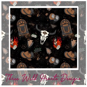 Puede incluir: Patrón repetido sobre fondo negro con calavera de toro, gramola, sombrero de vaquero, bola de billar, puntas de flecha y llamas. El texto "Three Wild Hearts Designs" está en la parte inferior en escritura rosa.