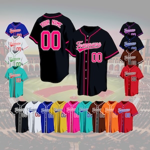 Könnte beinhalten: Eine Sammlung von Baseball-Trikots in verschiedenen Farben, darunter Schwarz, Weiß, Blau, Grün, Gelb, Pink und Rot. Jedes Trikot hat einen Teamnamen, eine Nummer und eine Verzierung in Kontrastfarben. Die Trikots werden vor einem verschwommenen Stadionhintergrund gezeigt.