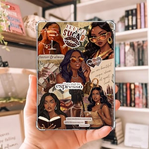 Peut inclure: Une coque de téléphone transparente avec un collage d'illustrations de femmes noires. Le design comprend du texte tel que "Brown Sugar", "Espresso" et "Melanin". L'œuvre d'art représente des femmes avec des lunettes de soleil, tenant des boissons et lisant des livres. La coque a une bordure transparente.