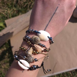 Pulsera ajustable de cordón de concha, joyería bohemia de playa, regalo oceánico para ella, joyería oceánica hecha a mano.