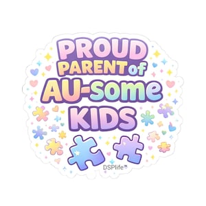 Peut inclure: Un autocollant aux couleurs pastel avec le texte "PROUD PARENT of AU-SOME KIDS". Le design comprend des pièces de puzzle, des cœurs et des étoiles. L'autocollant a une bordure blanche et le texte "DSPLife™" en bas.