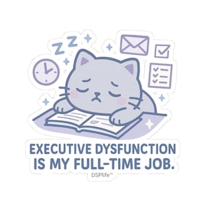 Peut inclure: Autocollant représentant un chat gris endormi sur un livre, avec le texte "EXECUTIVE DYSFUNCTION IS MY FULL-TIME JOB." Il y a aussi une horloge, une enveloppe, une liste de contrôle et des étoiles. Le sticker est de couleur violet clair et blanc.