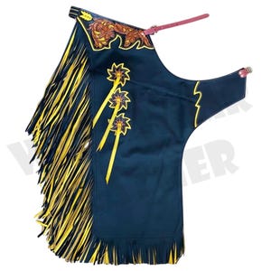 Puede incluir: Chaps azul marino oscuro con flecos amarillos y detalles florales y de estrellas decorativos. Los chaps cuentan con una correa de cuero y cierre de hebilla. La parte superior tiene un diseño de cuero marrón con motivos florales.