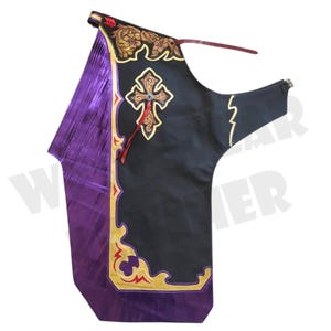 Peut inclure: Vêtement liturgique noir et violet avec des accents dorés et rouges. Le vêtement présente un motif de croix et des motifs floraux ornés. La section violette a des plis verticaux. Une sangle en cuir s'étend du haut.
