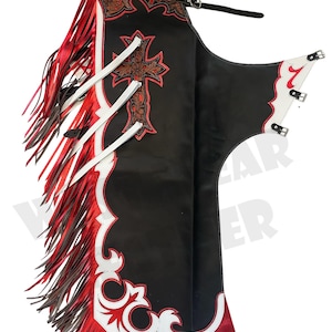 Puede incluir: Chaps de cuero negro con detalles rojos y blancos. Presentan un diseño de cruz, flecos decorativos y costuras ornamentadas. Los chaps tienen cierre de cinturón y hebilla y están diseñados para montar a caballo.