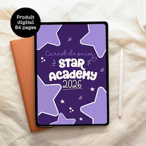 Puede incluir: Una tableta digital que muestra una portada morada con estrellas de color morado claro y el texto Carnet de suivi STAR ACADEMY 2026. La pantalla presenta pequeños iconos de estrellas blancas y un corazón. Un lápiz óptico blanco descansa al lado.