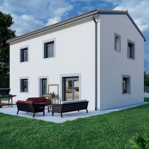 Pode incluir: Uma casa branca de dois andares com telhado castanho e molduras de janelas cinzentas. A casa tem um pátio com mobiliário de exterior castanho escuro, incluindo um sofá e cadeiras. Relva verde rodeia o pátio e o céu é azul com nuvens.