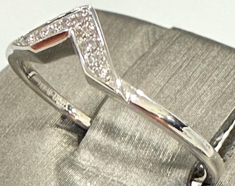 18k White Gold Chevron Diamond Ring – Dainty Stackable Band