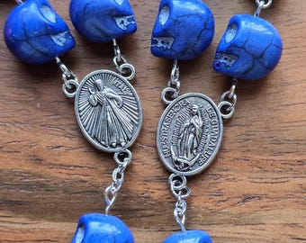 Chapelet auto Memento Mori bleu, perles tête de mort en hématite, Notre-Dame de Guadalupe/Miséricorde divine