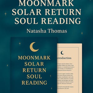 Puede incluir: Un PDF digital titulado "MOONMARK SOLAR RETURN SOUL READING" de Natasha Thomas. La portada es de color verde oscuro con texto dorado y un gráfico de media luna. El texto "Delivered as a beautifully designed PDF" está en la parte inferior.