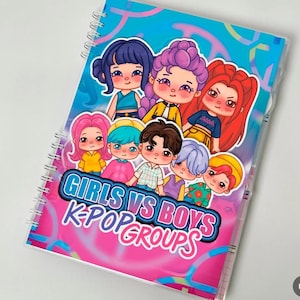 Könnte beinhalten: Ein spiralgebundenes Notizbuch mit einer farbenfrohen Illustration von Cartoon-Mitgliedern von K-Pop-Gruppen. Der Text "GIRLS VS BOYS K-POP GROUPS" ist in einer Blasen-Schriftart dargestellt. Der Hintergrund ist eine Mischung aus Rosa und Blau.