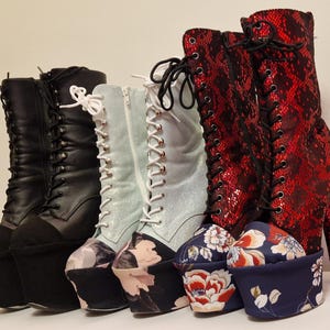 Könnte beinhalten: Vier Paar Plateau-Stiefel in verschiedenen Ausführungen. Die Stiefel umfassen Designs aus schwarzem Leder, hellblauem Glitzer und rotem Schlangenmuster. Florale Stoffe akzentuieren die Plateaus. Jedes Paar hat Schnürsenkel.