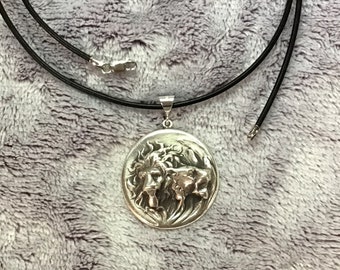 Heavy Sterling silver 2 lion lovers couple scene pendant round 20” pendant necklace