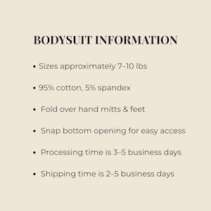 Pu&ograve; includere: Un grafico informativo beige intitolato BODYSUIT INFORMATION. Elenca le specifiche: taglie per 7-10 lbs, tessuto 95% cotone e 5% spandex, manopole e piedini ripiegabili, e un'apertura inferiore con bottoni a pressione. Indica anche i tempi di spedizione.