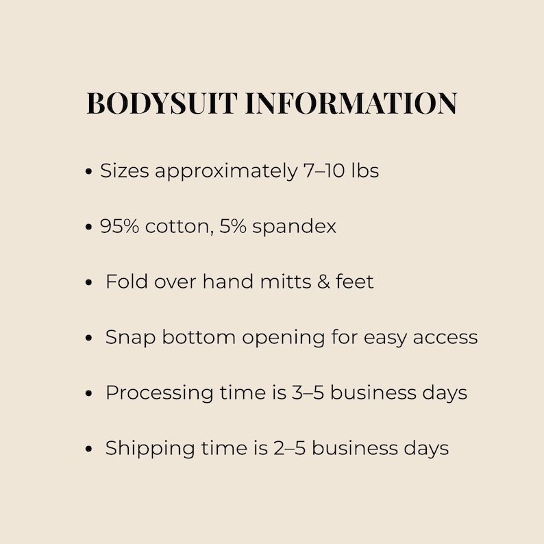 Pu&ograve; includere: Un grafico informativo beige intitolato BODYSUIT INFORMATION. Elenca le specifiche: taglie per 7-10 lbs, tessuto 95% cotone e 5% spandex, manopole e piedini ripiegabili, e un'apertura inferiore con bottoni a pressione. Indica anche i tempi di spedizione.