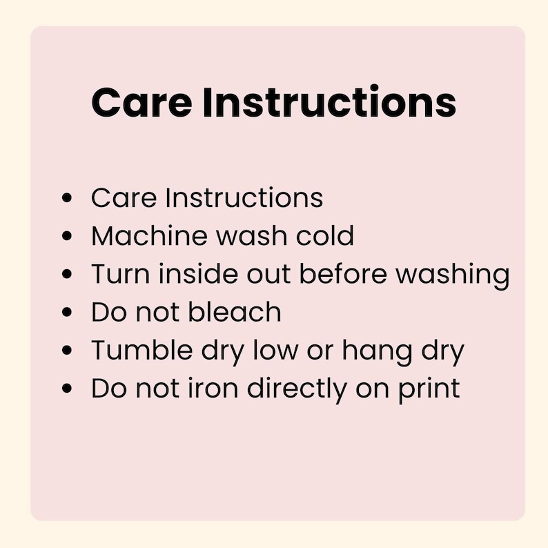 Pu&ograve; includere: Un cartello rettangolare rosa chiaro con testo nero che recita: Care Instructions, Machine wash cold, Turn inside out before washing, Do not bleach, Tumble dry low or hang dry e Do not iron directly on print. Il testo &egrave; centrato.