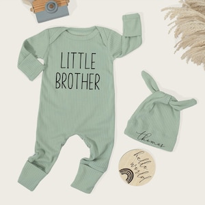 Pode incluir: Uma caneca de cer&acirc;mica branca com uma al&ccedil;a preta e o texto "But First, Coffee" em preto, com uma fonte manuscrita. A caneca est&aacute; sobre uma superf&iacute;cie branca.