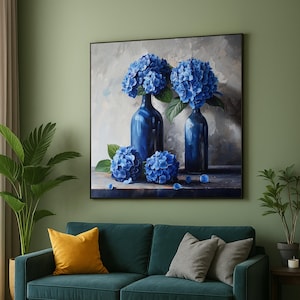 Fiori di ortensia blu in bottiglie blu scuro, tela, natura morta floreale, decorazione da parete botanica, elegante dipinto floreale su tela