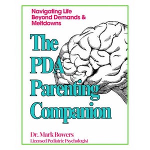 Op de afbeelding: Boekomslag met een witte achtergrond en een groene rand. De titel "The PDA Parenting Companion" is turquoise, met de ondertitel "Navigating Life Beyond Demands & Meltdowns" in roze. Een gedetailleerde illustratie van een hersenen is ook te zien.