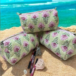 Kulturbeutelset: Gesteppter Kulturtaschen-Set mit Block-Print: Handgefertigter Kosmetik-Organizer aus Baumwolle