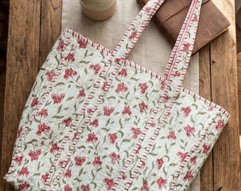 手作りのコットンキルティングトートバッグ、ブルーの花柄プリント 