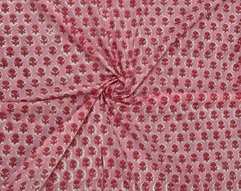 Può includere: Tessuto rosa chiaro con un motivo floreale ripetuto in rosso e bianco. Il tessuto è piegato al centro, creando pieghe e ombre che aggiungono profondità al design. L'effetto complessivo è un'estetica morbida e femminile.