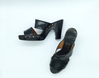 vintage 1950s black leather strap high heeled wood clog shoes mules sandals|50s open toe sandals|pinup shoes stilettos|U.S. 5.5
