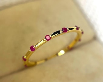 AAARed ルビー婚約指輪、14K ソリッド ゴールド ルビー バンド、愛のためのエレガントな重ね付け可能なラウンド カット ルビー バンド、彼女のための天然ルビー結婚指輪。