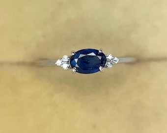 Anillo de compromiso de oro de 14k con zafiro azul AAA y diamantes, talla ovalada.