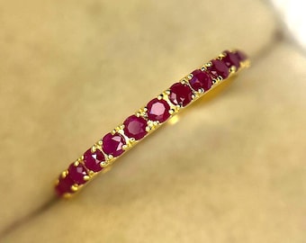 Natürlicher Roter Rubin Verlobungsring, halbe Ewigkeit Elegantes Rubinband massiv 14k Gold Ehering, Rundschliff Vintage Rubinband für die Liebe.