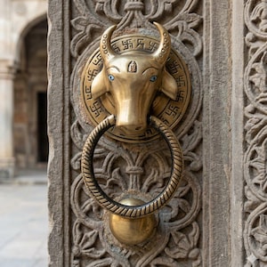 Llamador de puerta de latón con forma de rostro de Nandi, hecho a mano / Decoración tradicional india para la entrada