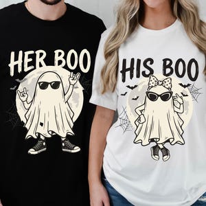 Könnte beinhalten: Ein schwarzes T-Shirt mit dem Text HER BOO und einem Geist mit Sonnenbrille und Turnschuhen sowie ein weißes T-Shirt mit dem Text HIS BOO und einem Geist mit gepunkteter Schleife, Katzenaugen-Sonnenbrille und Turnschuhen, beide mit Mondmotiven.