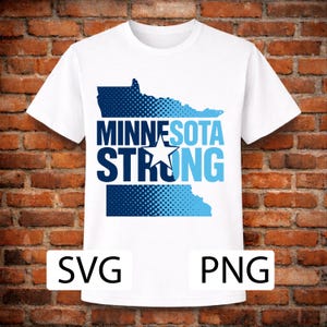 Puede incluir: Camiseta blanca con un diseño azul y celeste que incluye el texto "MINNESOTA STRONG" y una estrella. El diseño incorpora el contorno del estado de Minnesota. Debajo de la camiseta están las palabras "SVG" y "PNG".