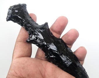 Handgeschnitzte Pfeilspitze aus Fledermaus aus schwarzem Obsidian: Schutzstein Sammlerstück