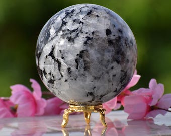ブラックムーンストーンスフィア：自然な輝き、直感力、そして守護の