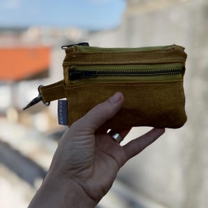 Kleines Portemonnaie aus gewachstem Canvas in Gelb