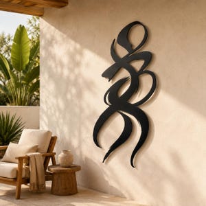 Puede incluir: Una gran escultura de pared vertical de metal negro con un diseño abstracto y fluido que presenta curvas y bucles interconectados. La pieza está montada sobre una pared texturizada de color claro, creando un contraste audaz con su acabado oscuro.