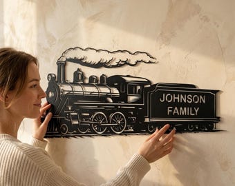 Arte de parede personalizada em metal com tema de trem, placa personalizada com nome da família, decoração vintage com tema de locomotiva.