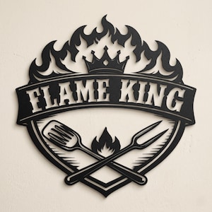 Può includere: Cartello in metallo nero con la scritta "FLAME KING" in bianco, una corona, fiamme e utensili da cucina incrociati. Progettato per gli appassionati di barbecue e cucina all'aperto.