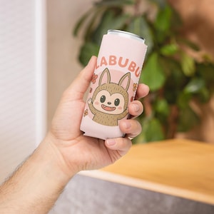 Enfriador de latas rosa con diseño de criatura de dibujos animados: adorable funda fina y regular kawaii / Portavasos estético de neopreno / Regalo divertido de dibujos animados para ella