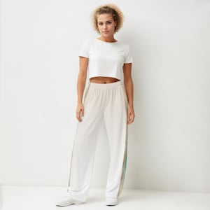 Uniseks broek met wijde pijpen – mediterraan zand- en aquastrepen | Minimalistisch Italiaans design van Trisoria