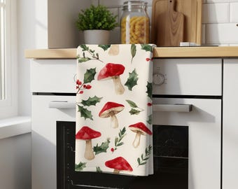 Asciugamani da cucina a tema natalizio con stampa di funghi rossi / Decorazioni natalizie con bacche di agrifoglio